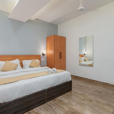 Hotel De Luxe Basai Road Гургаон Экстерьер фото