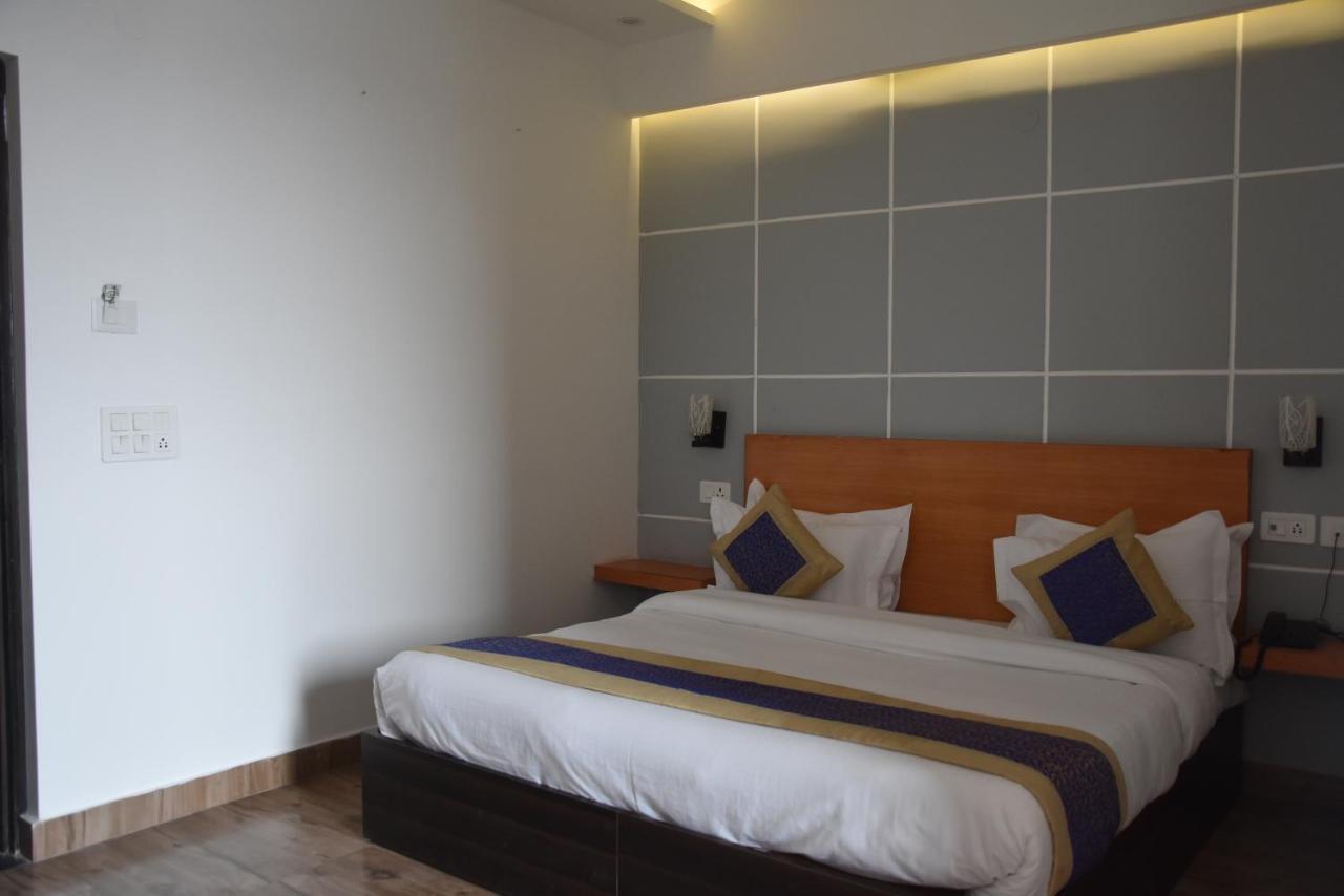 Hotel De Luxe Basai Road Гургаон Экстерьер фото