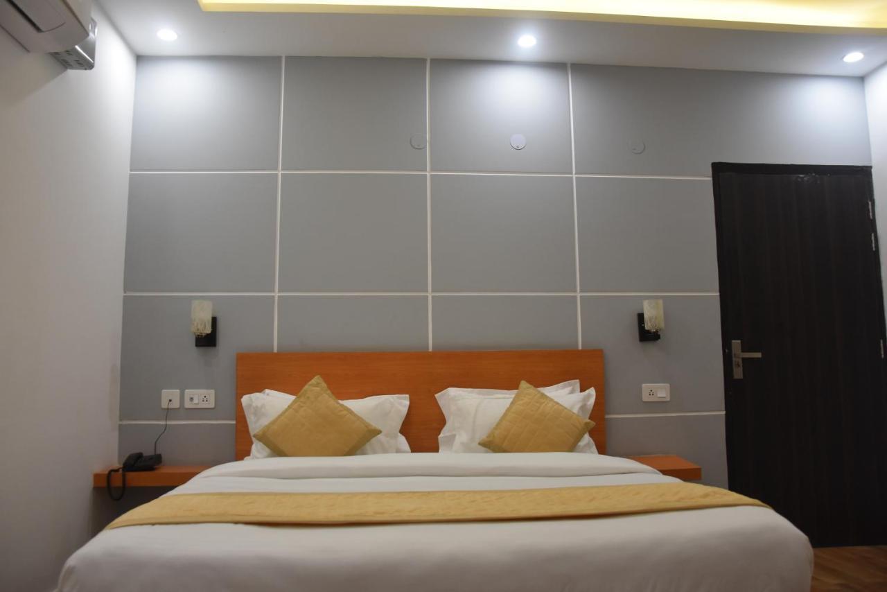 Hotel De Luxe Basai Road Гургаон Экстерьер фото