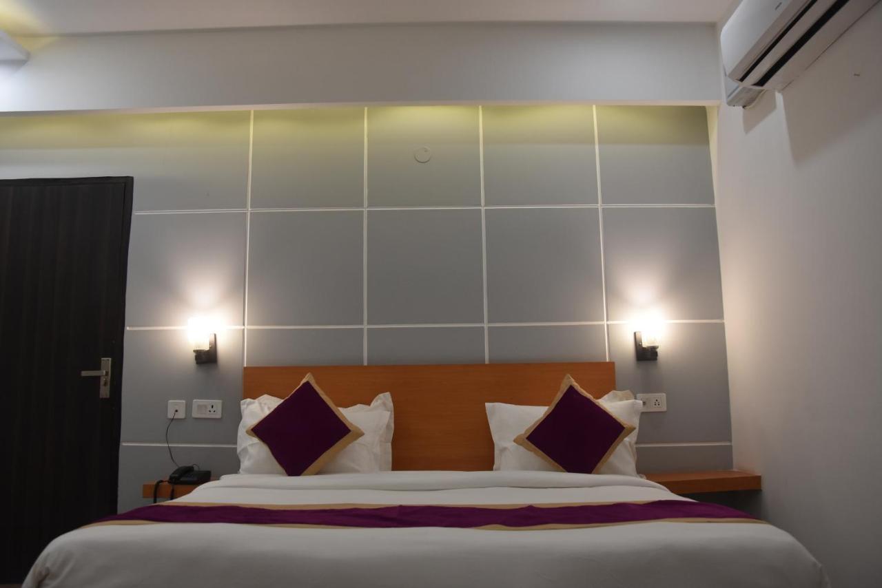 Hotel De Luxe Basai Road Гургаон Экстерьер фото