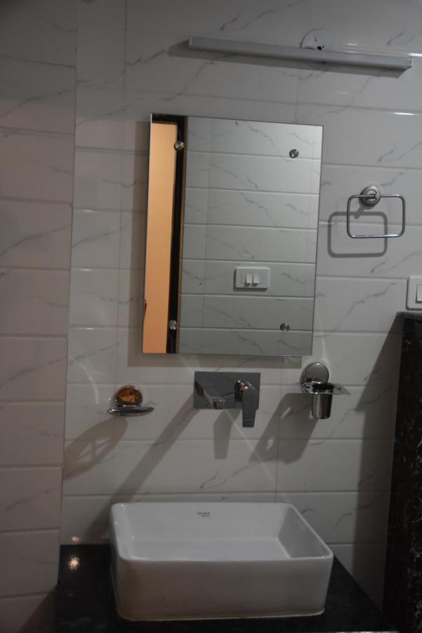 Hotel De Luxe Basai Road Гургаон Экстерьер фото