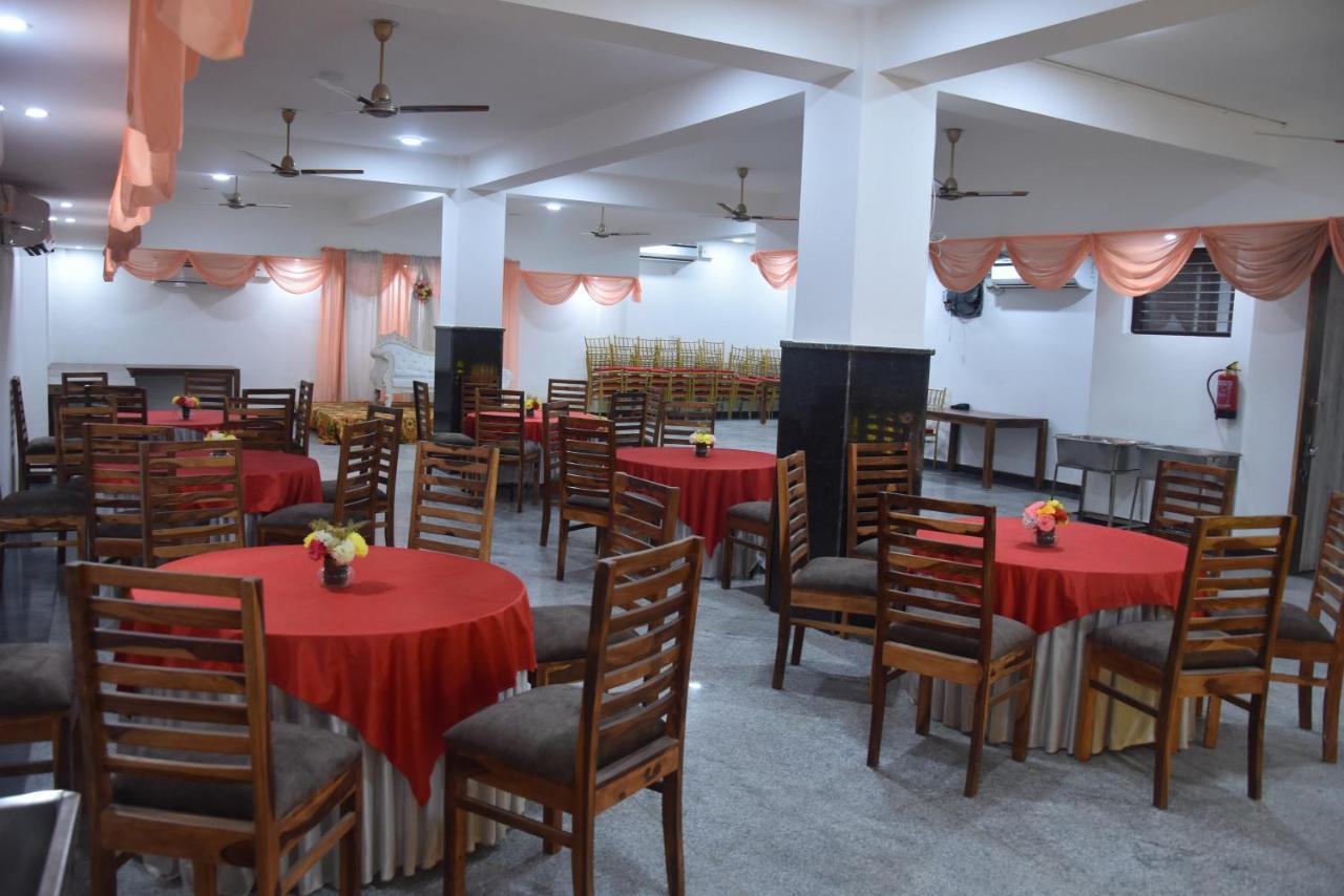 Hotel De Luxe Basai Road Гургаон Экстерьер фото