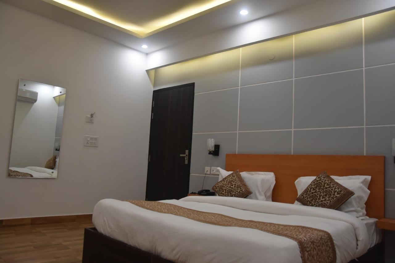 Hotel De Luxe Basai Road Гургаон Экстерьер фото