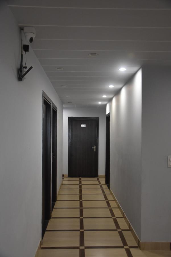 Hotel De Luxe Basai Road Гургаон Экстерьер фото