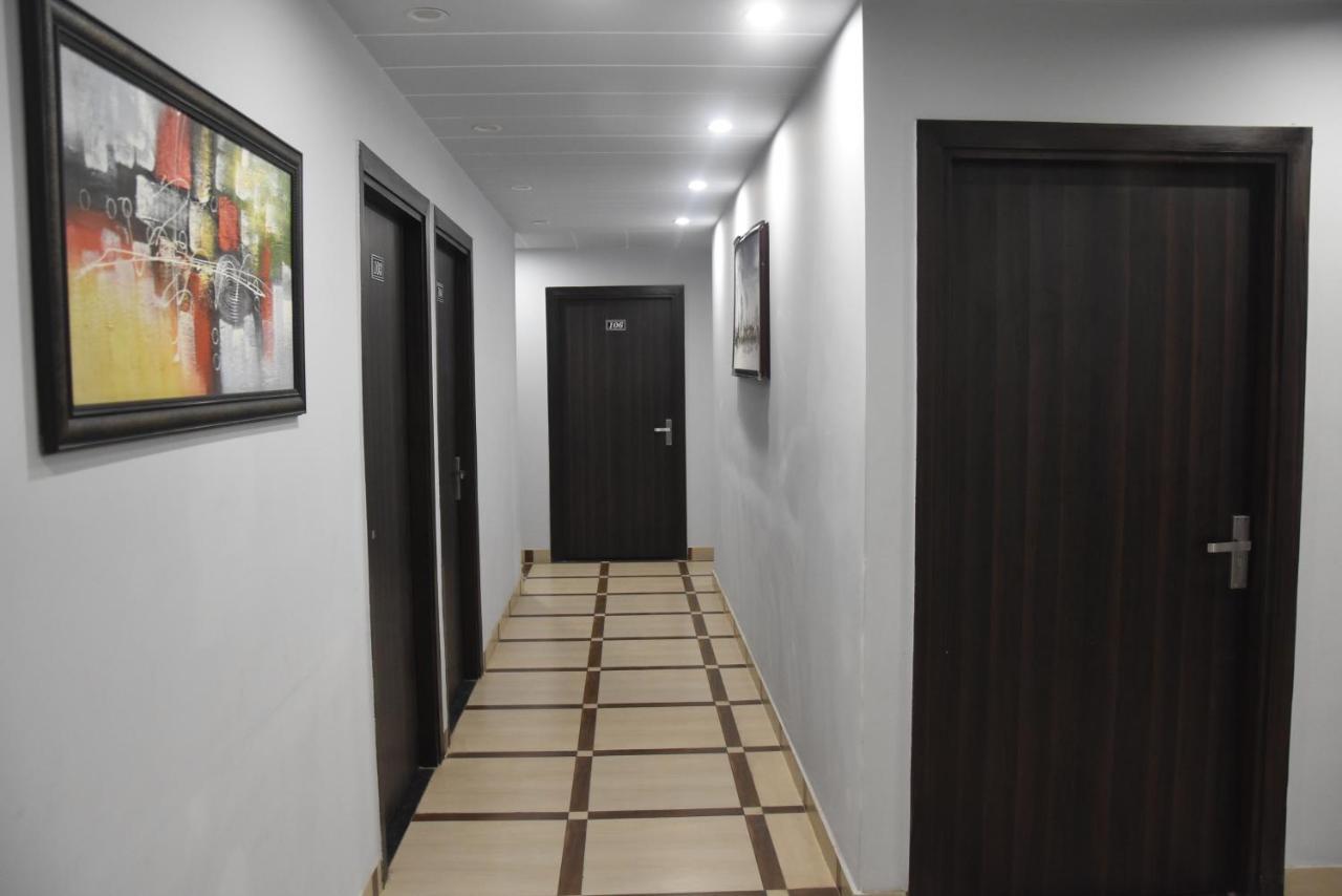 Hotel De Luxe Basai Road Гургаон Экстерьер фото