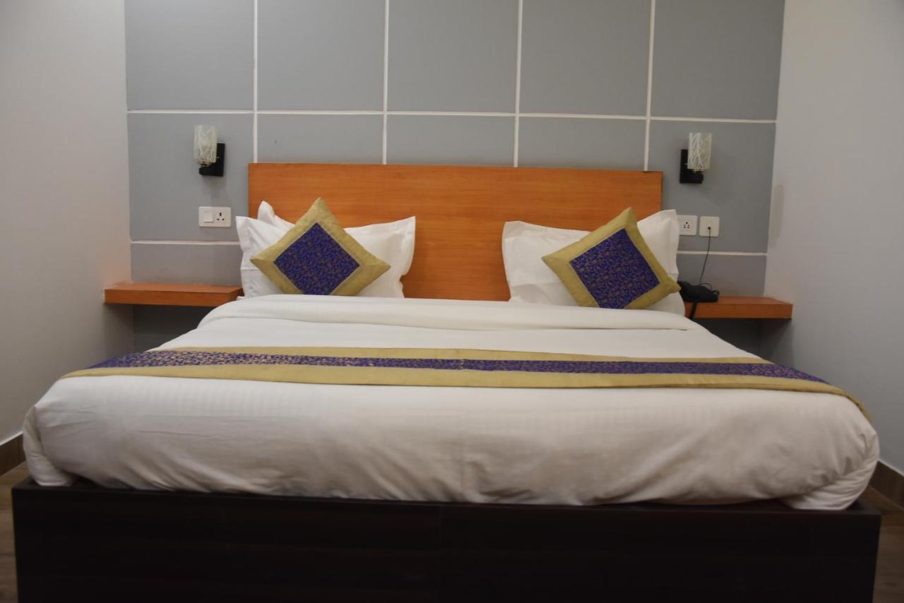 Hotel De Luxe Basai Road Гургаон Экстерьер фото