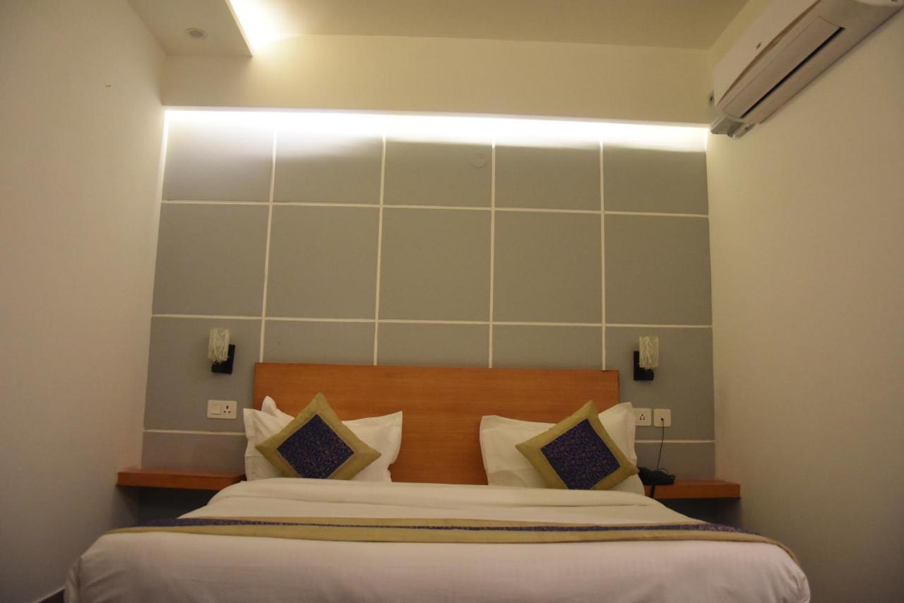 Hotel De Luxe Basai Road Гургаон Экстерьер фото