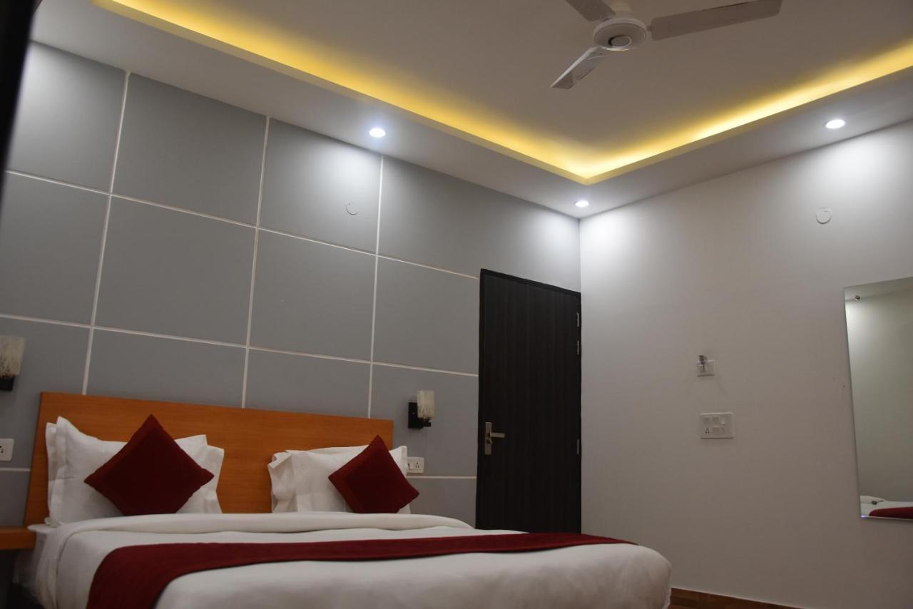 Hotel De Luxe Basai Road Гургаон Экстерьер фото