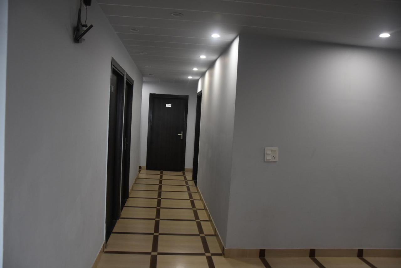 Hotel De Luxe Basai Road Гургаон Экстерьер фото