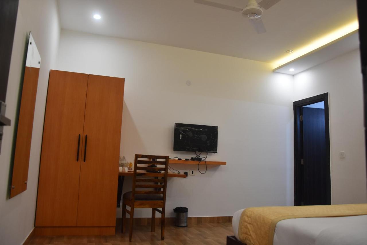 Hotel De Luxe Basai Road Гургаон Экстерьер фото