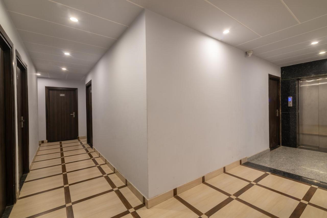 Hotel De Luxe Basai Road Гургаон Экстерьер фото