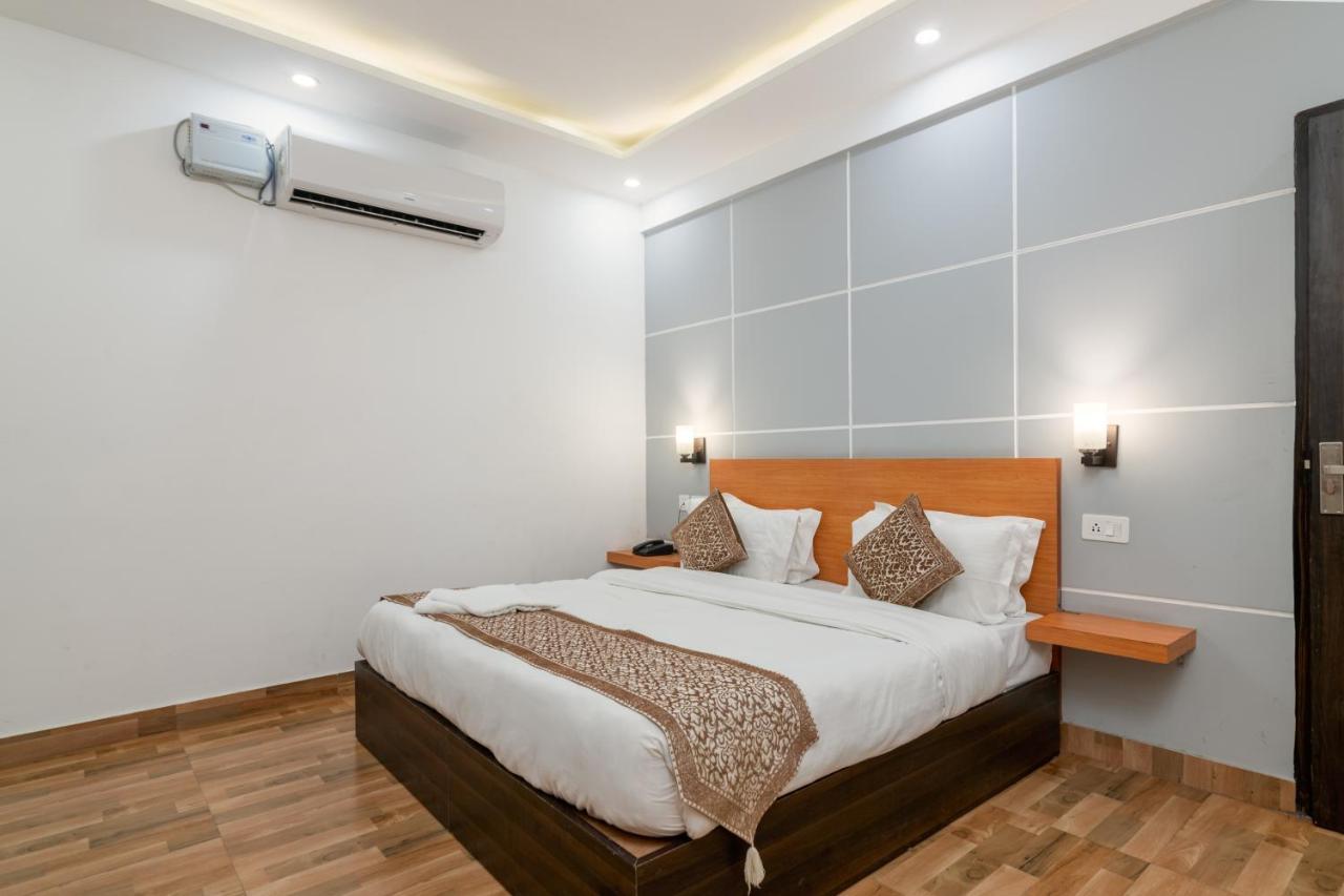 Hotel De Luxe Basai Road Гургаон Экстерьер фото