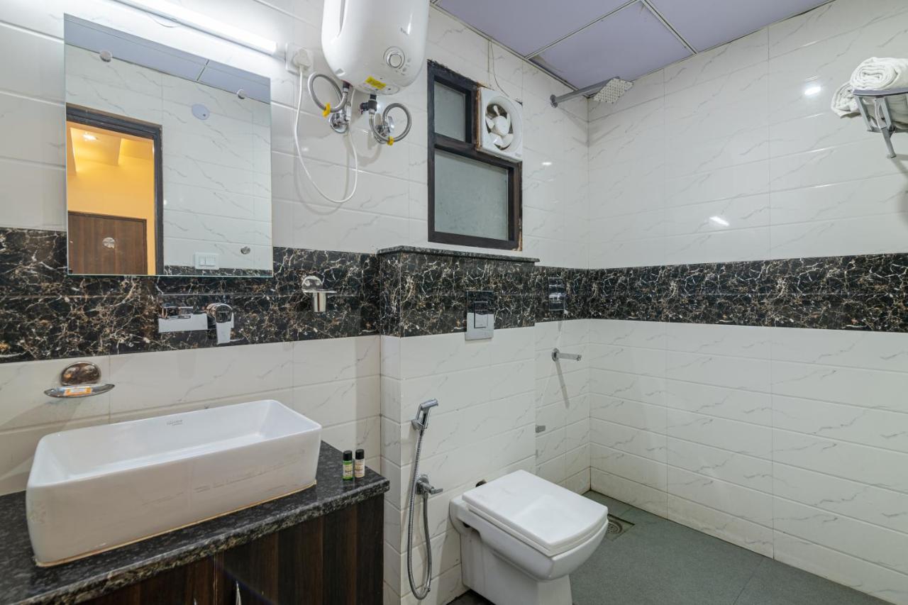 Hotel De Luxe Basai Road Гургаон Экстерьер фото