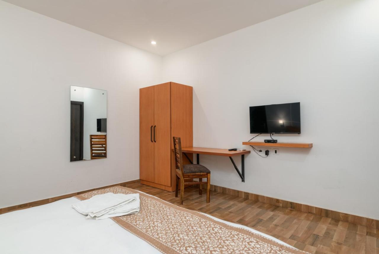 Hotel De Luxe Basai Road Гургаон Экстерьер фото