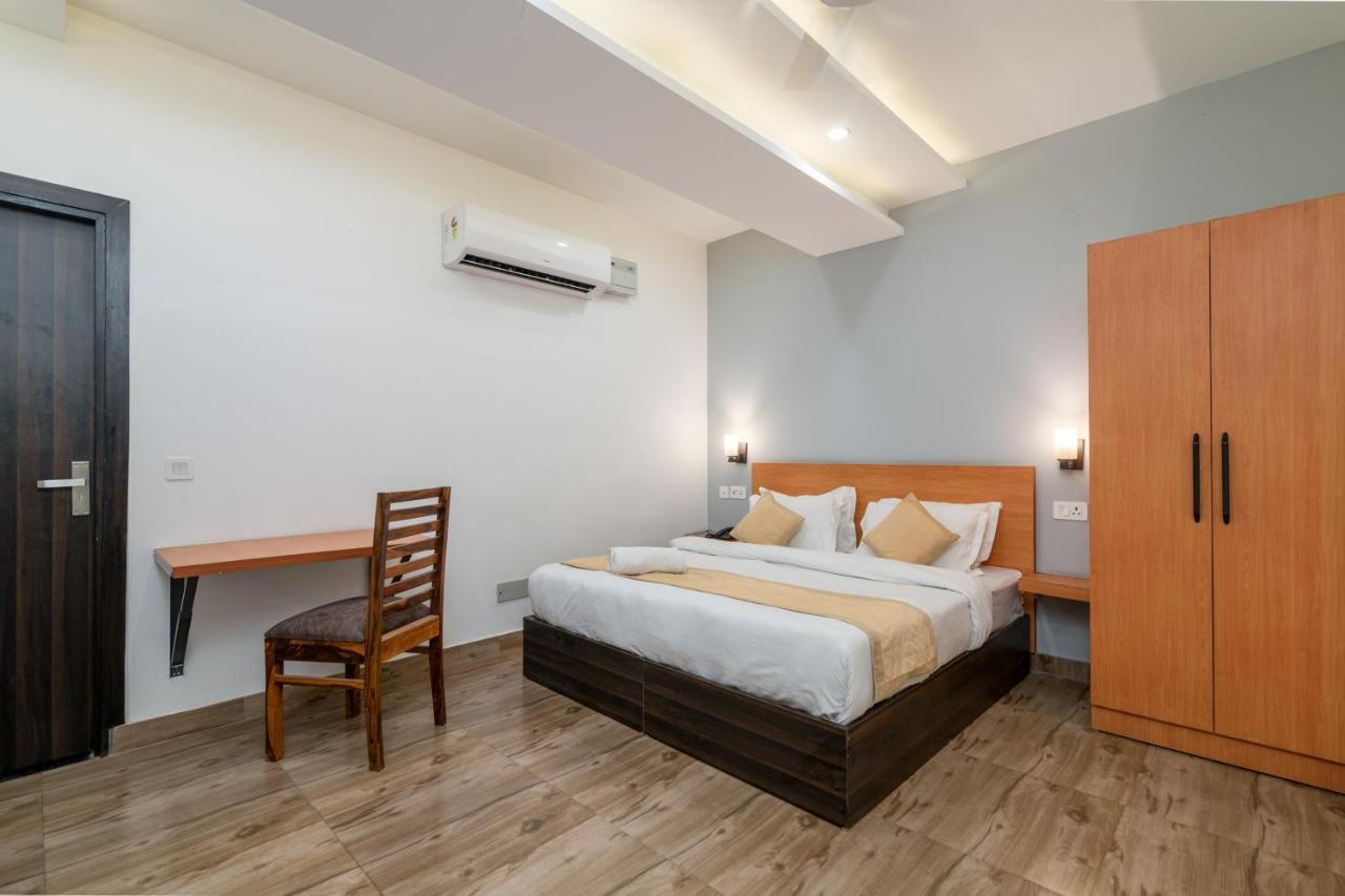 Hotel De Luxe Basai Road Гургаон Экстерьер фото
