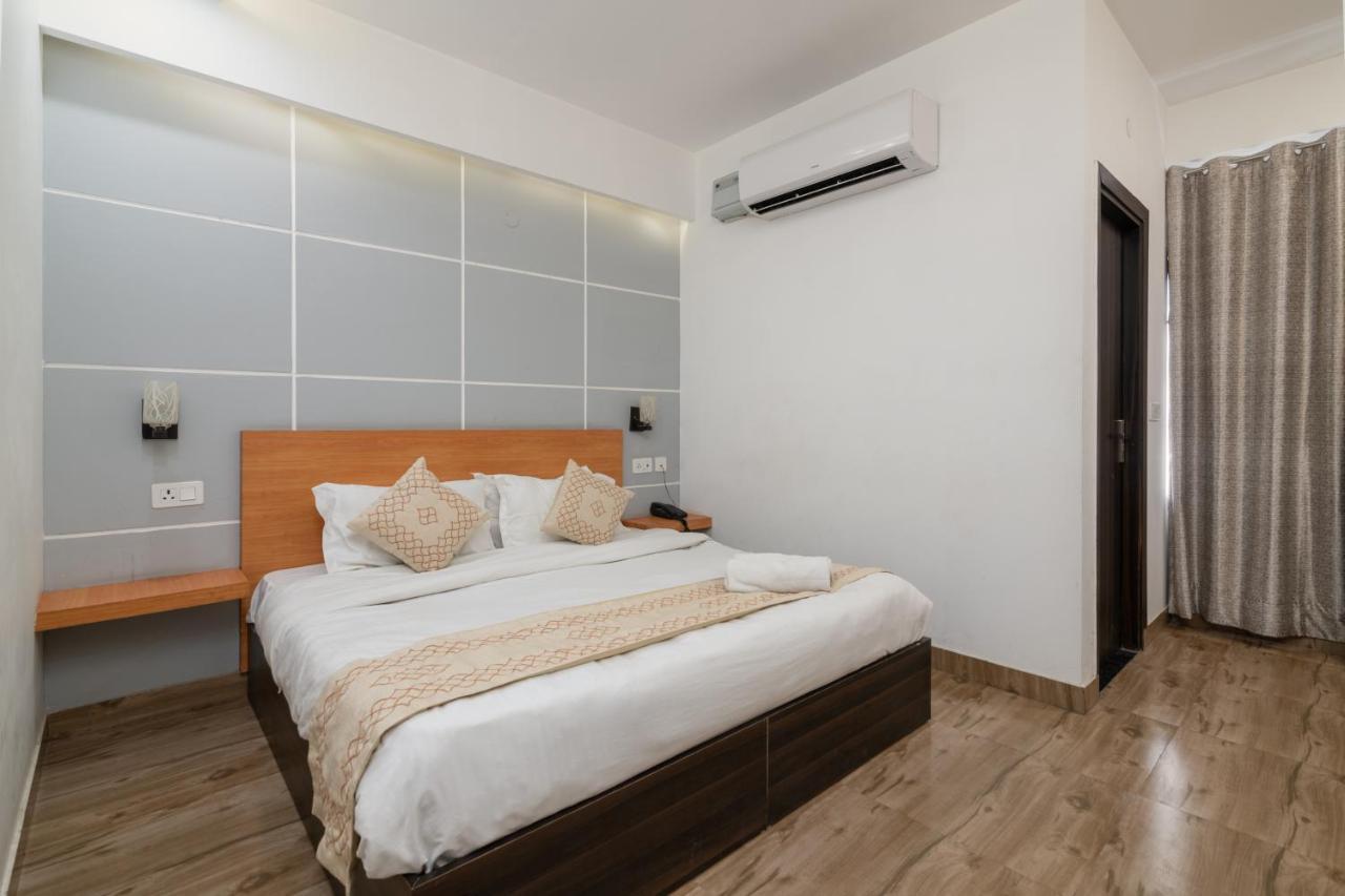 Hotel De Luxe Basai Road Гургаон Экстерьер фото