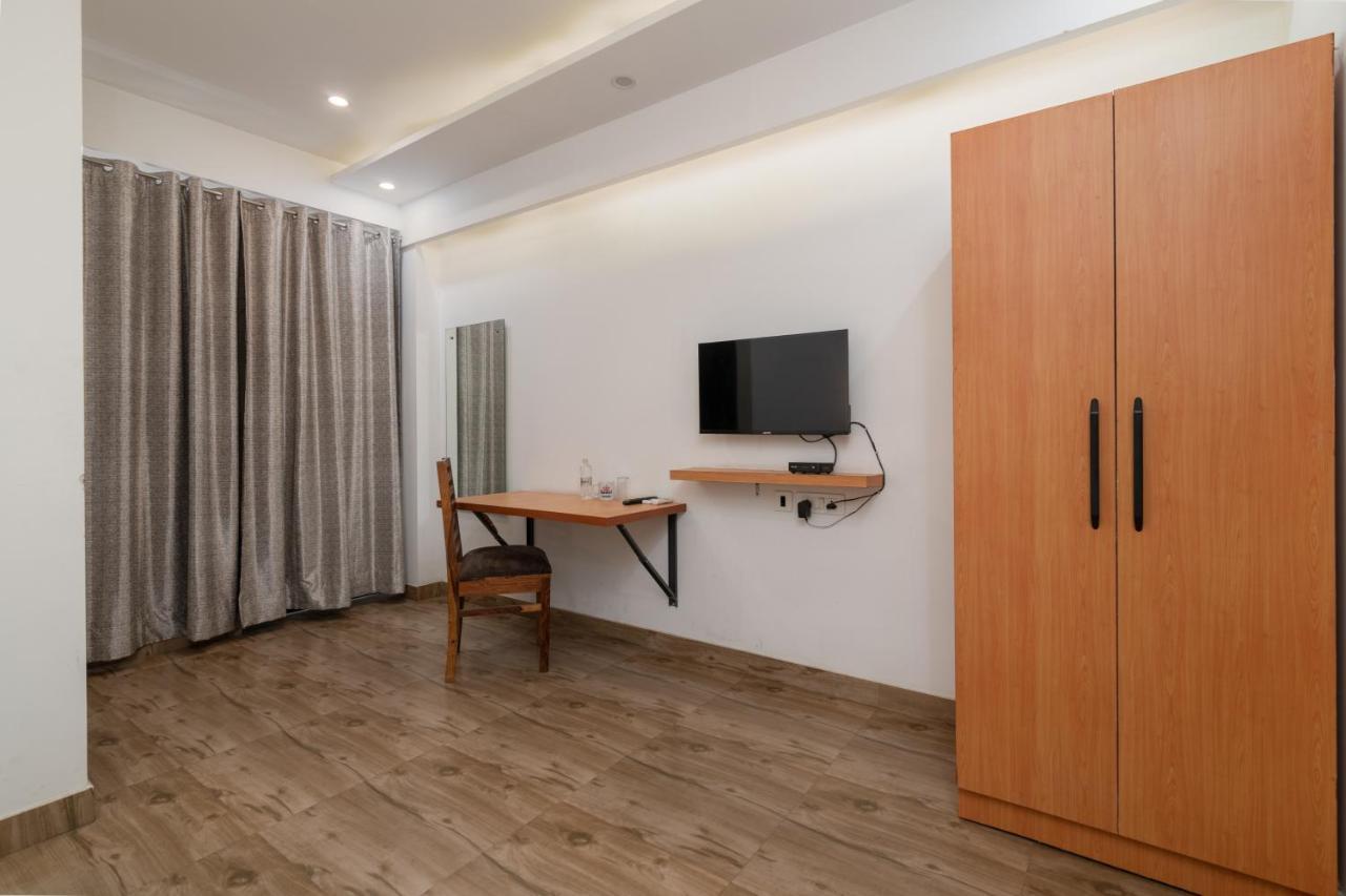Hotel De Luxe Basai Road Гургаон Экстерьер фото