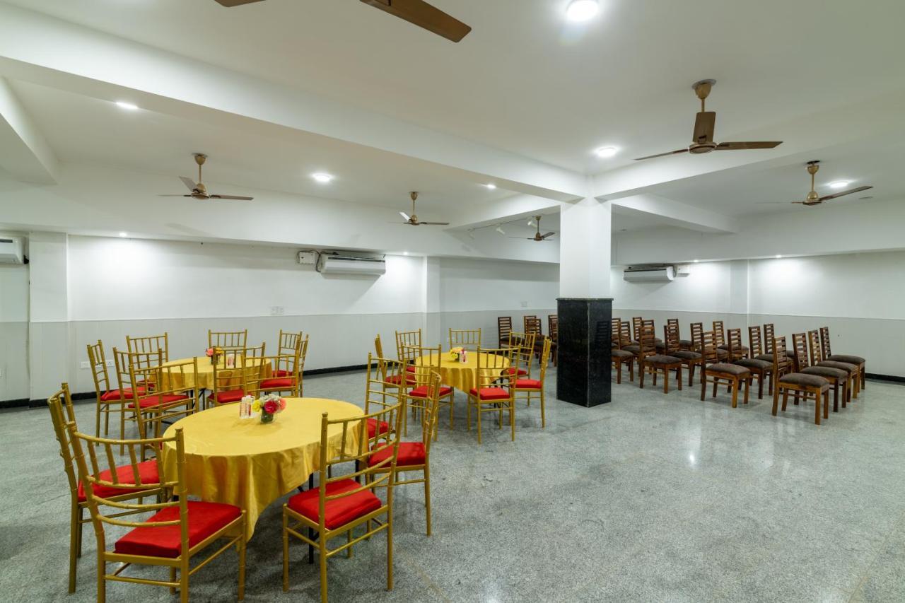 Hotel De Luxe Basai Road Гургаон Экстерьер фото