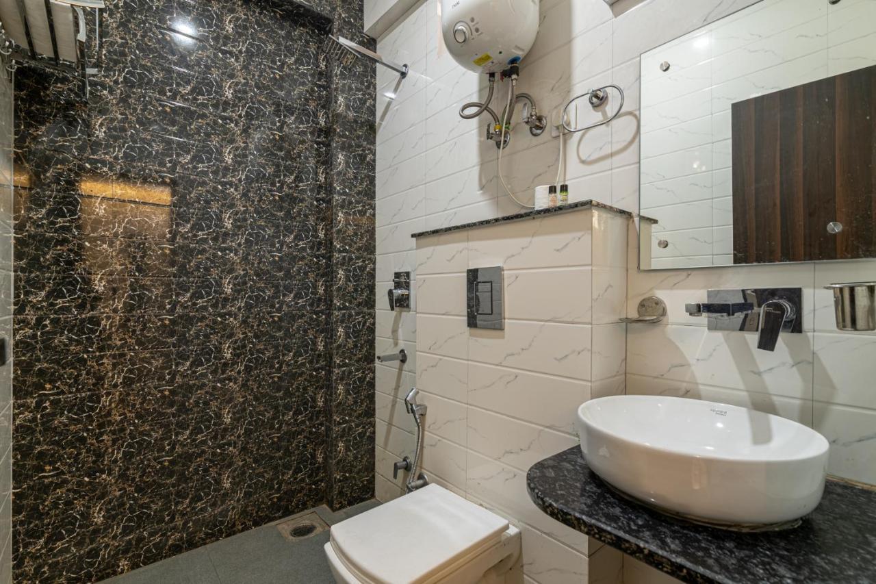 Hotel De Luxe Basai Road Гургаон Экстерьер фото